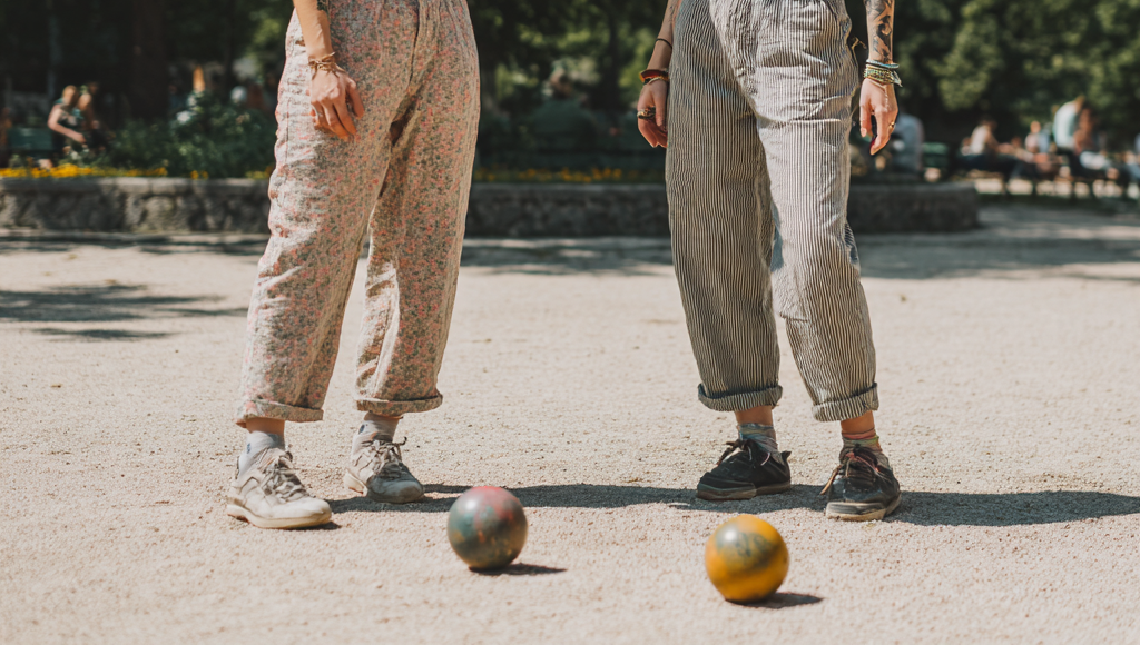 ri pétanque gule položené na štrkovom ihrisku, minimalistická produktová prezentácia, bez rušivých prvko