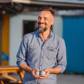 Starší stredoeurópsky muž sa sústreďuje pred hodom, malá hĺbka ostrosti